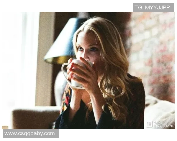 奔跑中爱吐舌头的足球明星展现个性魅力与赛场活力